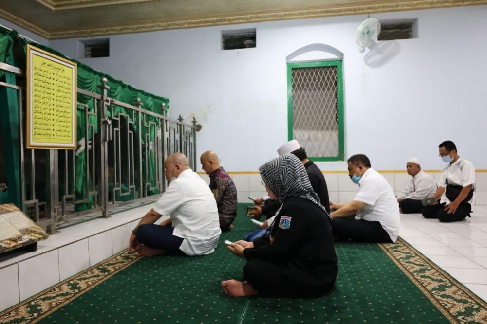 Ketua DPD RI AA LaNyalla Mahmud Mattalitti bersama rombongan ziarah ke makam tokoh agama