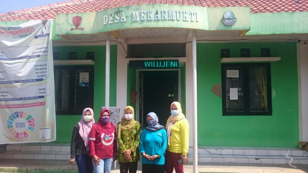 Bidan bersama kader yang diperbantukan di Desa Mekarmukti