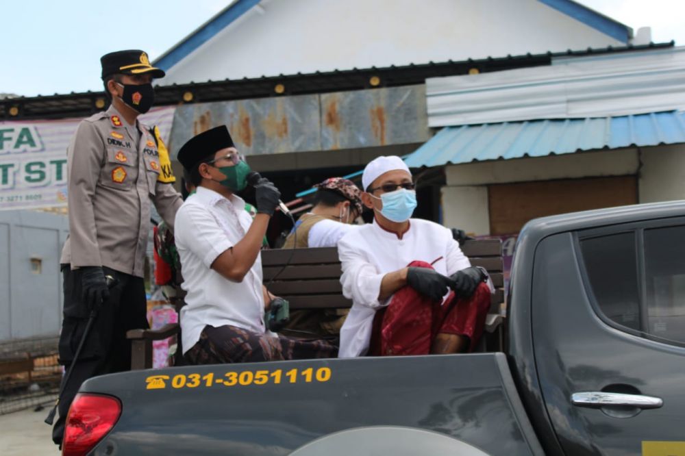 Anggota TNI-Polri terus melakukan himbauan pada masyarakat supaya menggunakan masker saat keluar rumah