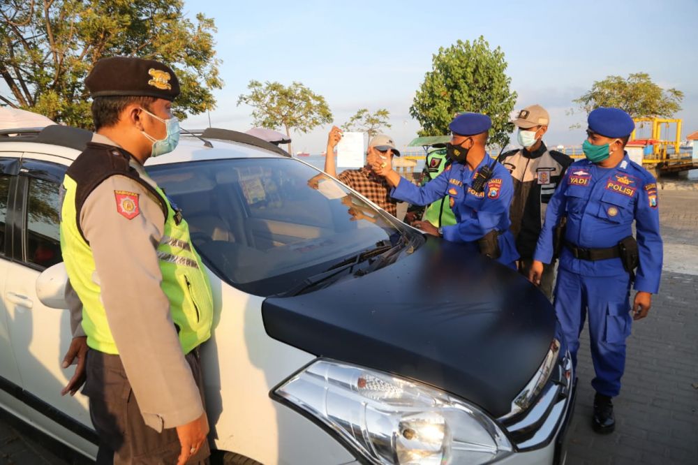 Anggota Polres Bangkalan saat cek pengendara untuk di Swab Antigen di Pelabuhan Kamal