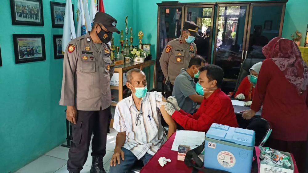 Anggota Polsek Manyar, Koramil 0817/06 dan Trantib Kecamatan kawal suntik vaksin lansia