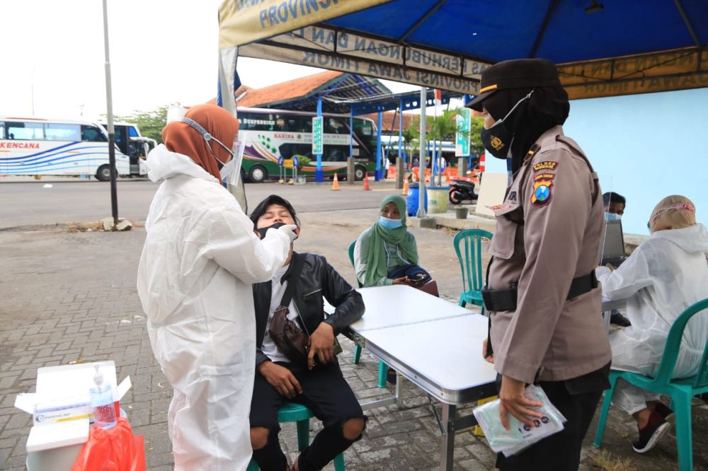 Penumpang di Swab oleh petugas saat di terminal Bangkalan Madura