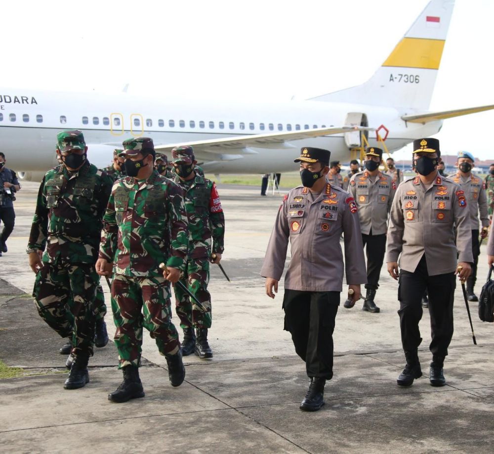 Kapolri Jenderal Listyo Sigit Prabowo bersama Panglima TNI Marsekal Hadi Tjahjanto tinjau Bangkalan