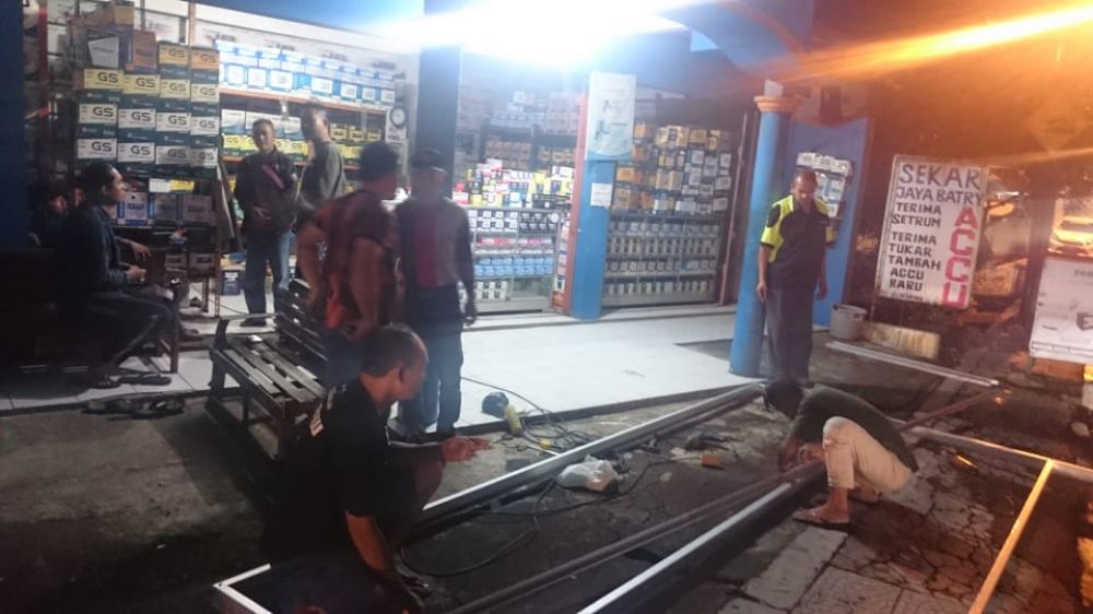 Kerja lembur para anggota ranting Sukamanah yang sedang melanjutkan pekerjaan untuk pembangunan kantor sekretariat