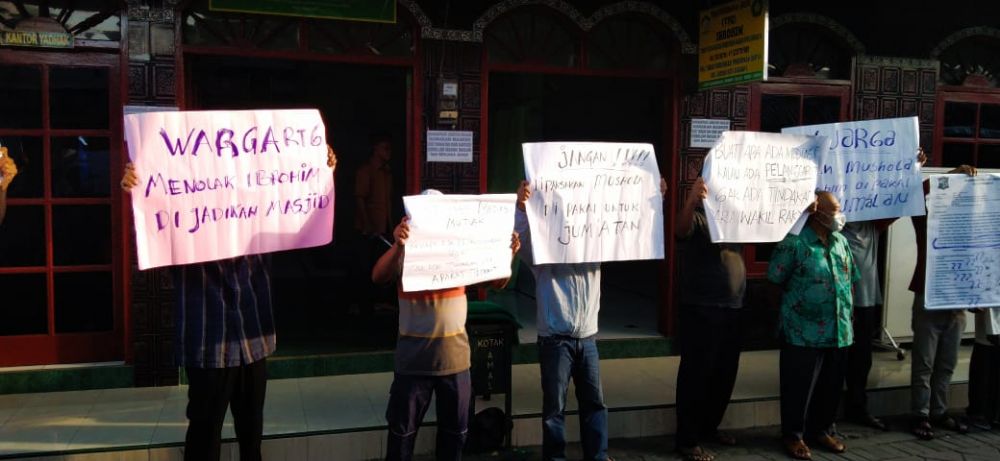 Warga sekitar yang orasi menyuarakan aspirasinya supaya musholla Ibrohim tersebut tidak di jadikan Masjid