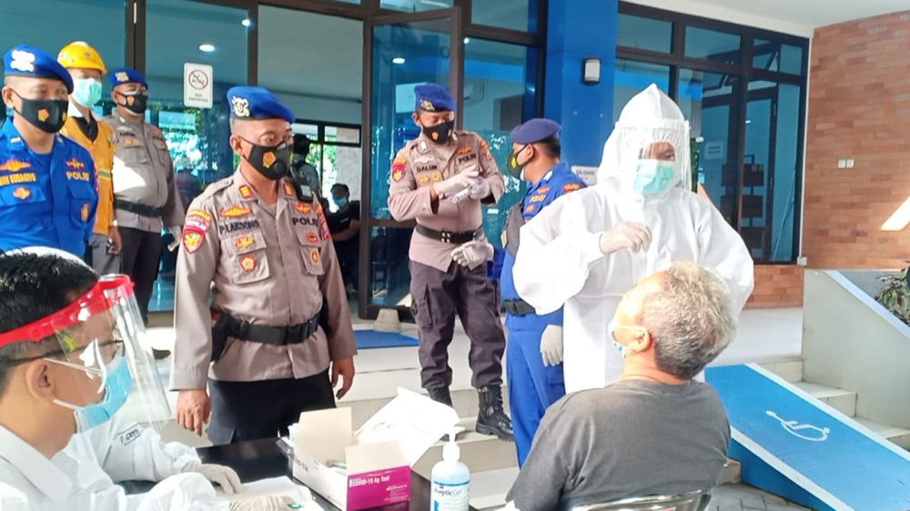 Terminal Keberangkatan Kapal Bawean di Swab Antigen 3 Warga Reaktif