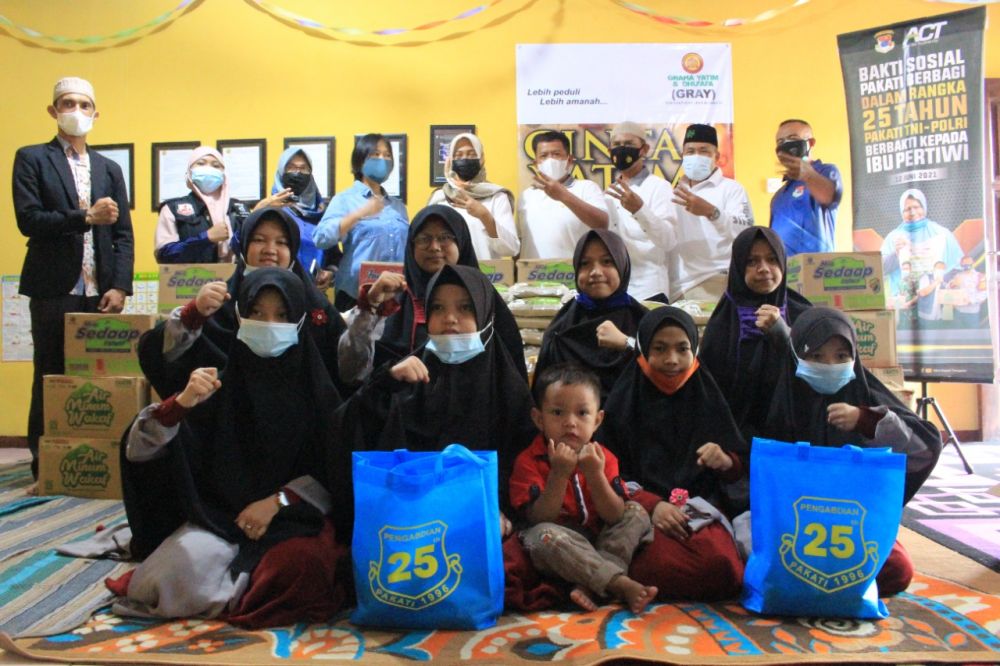 Distribusi paket pangan beras, air minum, mie instan, minyak dan gula wakaf untuk anak yatim dan dhuafa di Surabaya