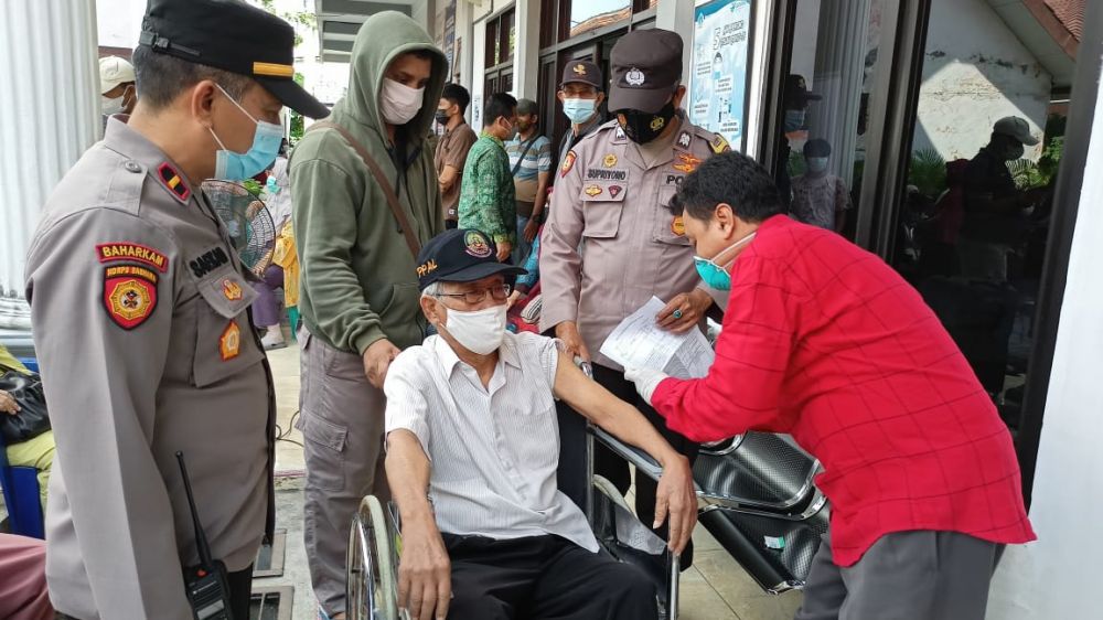 Polres Gresik terus kawal suntik vaksin lansia di wilayah Gresik