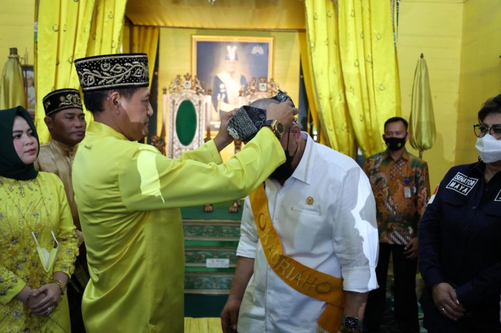 Ketua DPD RI AA LaNyalla Mahmud Mattalitti mendapat gelar kehormatan Datuk saat berkunjung ke Keraton Kadriah Kesultanan Pontianak 
