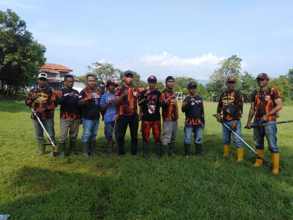 Tampak sebagian dari beberapa anggota PP Ranting Karangbungur foto bersama ketua Ranting Entis Jaelani
