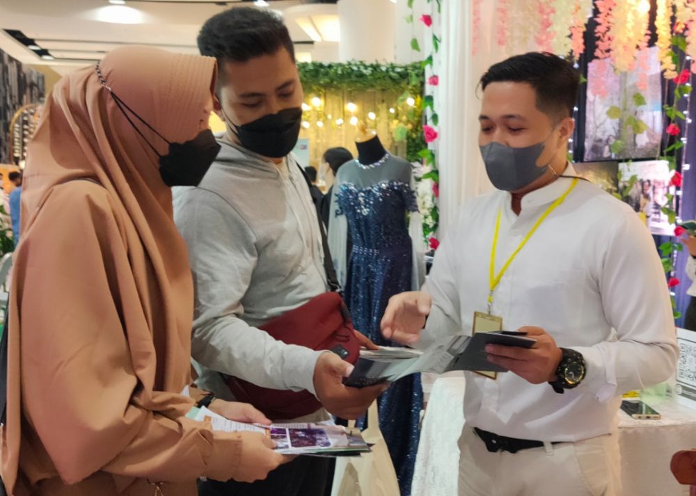 Rega Gusta Lova Food and Beverage Manager Batiqa Hotel Darmo Surabaya saat berikan edukasi pada pengunjung pameran di TP 3 lantai 6