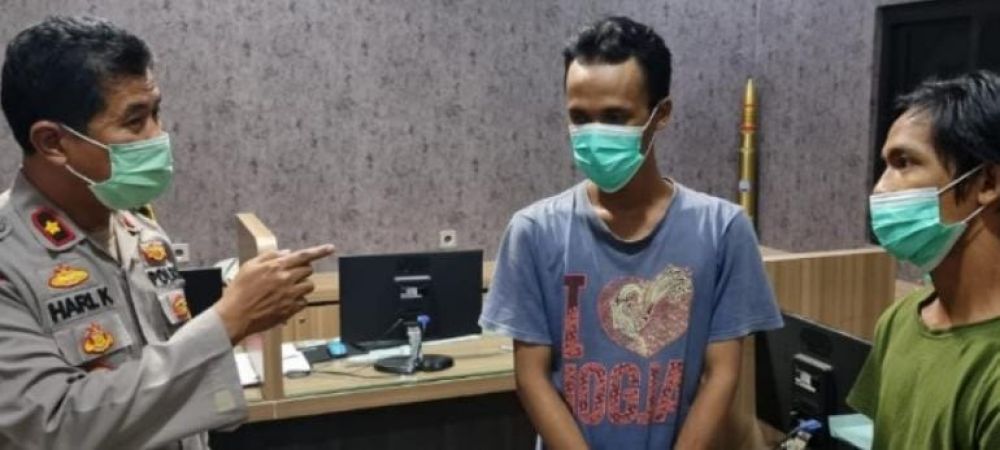 Kapolsek Asemrowo Kompol Hary Kurniawan saat amankan tersangka beserta barang bukti di Polsek Asemrowo