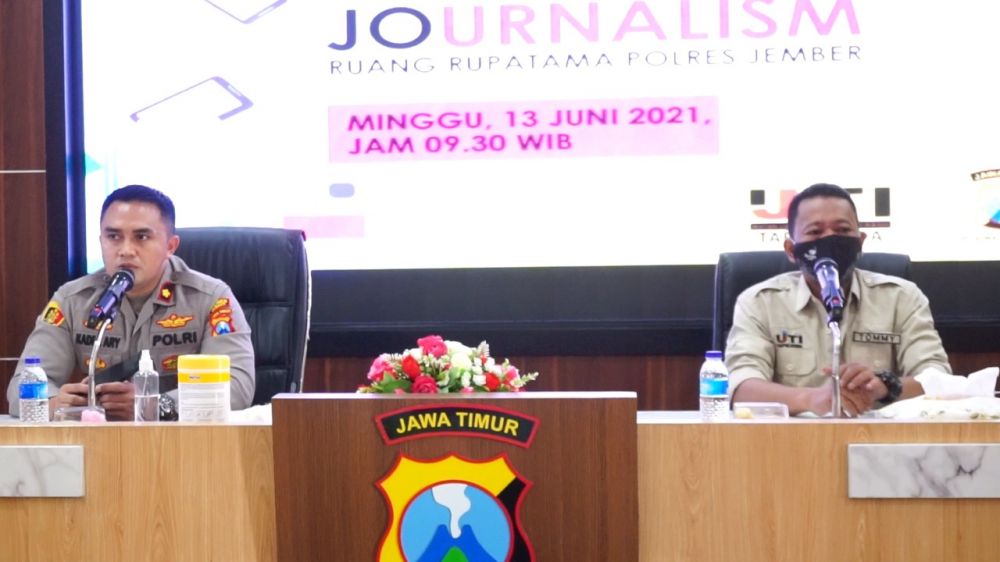 Wakapolres Jember Kompol Kadek Ary Mahardika membuka training of mobile journalism di ruang Rupatama Polres Jember