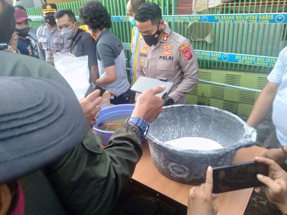 Tampak Kapolres Kota Tasikmalaya, Kapolsek Indihiang, anggota BNN memperlihatkan barang bukti berupa pil putih