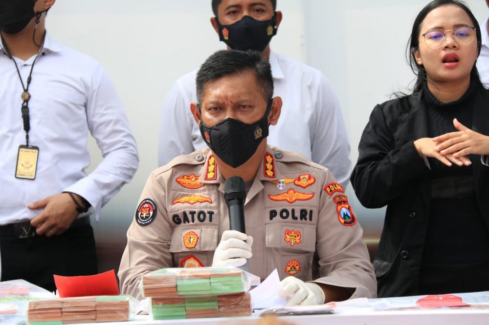 Kabid Humas Polda Jatim Kombes Pol Gatot Repli Handoko saat merelease penangkapan premanisme beserta barang bukti