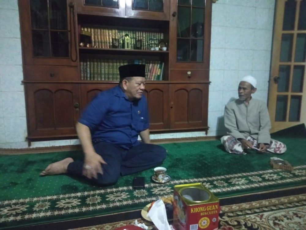 Ketua DPD RI saat Silaturahim dengan KH Nawawi di ponpes Sidogiri kabupaten Pasuruan Jatim