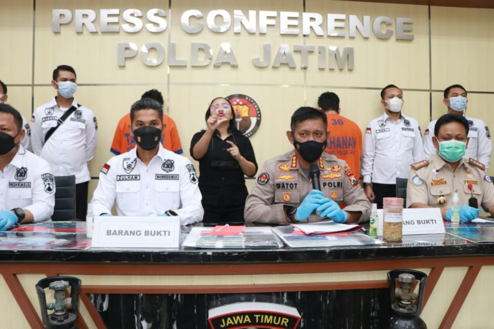 Kabid Humas Polda Jatim Kombes Pol Gatot Repli Handoko saat merelease penangkapan lobster
