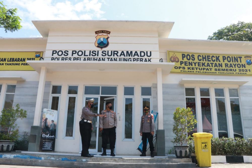 Pos Polisi Suramadu yang di support masyarakat karangan bunga demi mencegah penularan Covid-19