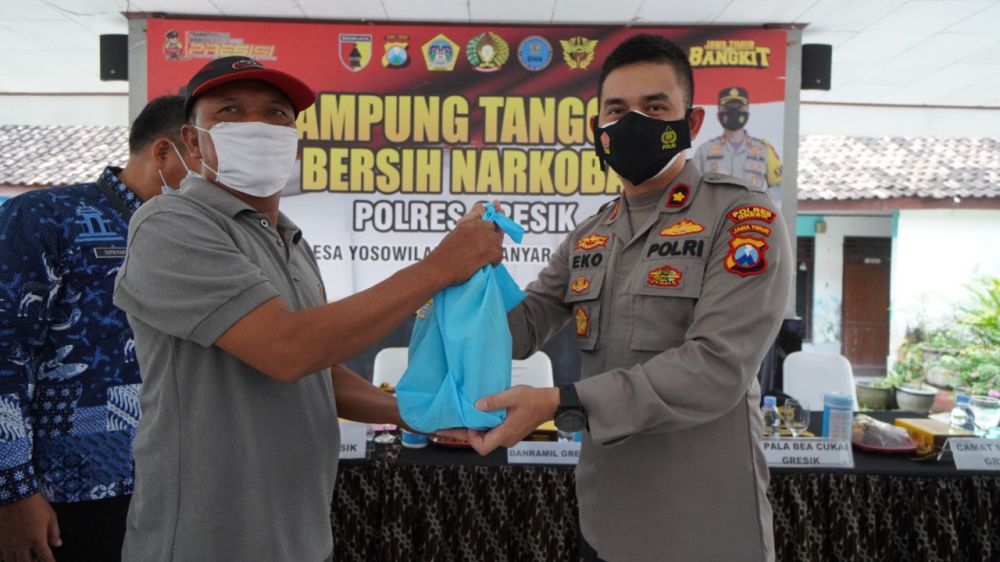 Wakapolres Gresik Kompol Eko Iskandar berikan bantuan sembako pada masyarakat sekitar