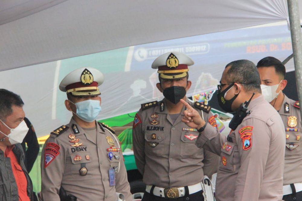 Kapolrestabes Surabaya Kombes Pol Johnny Eddizon Isir beri edukasi tidak melarang masyarakat beraktivitas tapi tetap perhatikan kedisiplinan Prokes