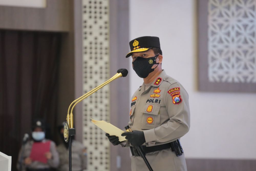 Kapolda Jatim Irjen Pol Dr Nico Afinta saat membacakan Sertijab PJU dan Polres jajaran