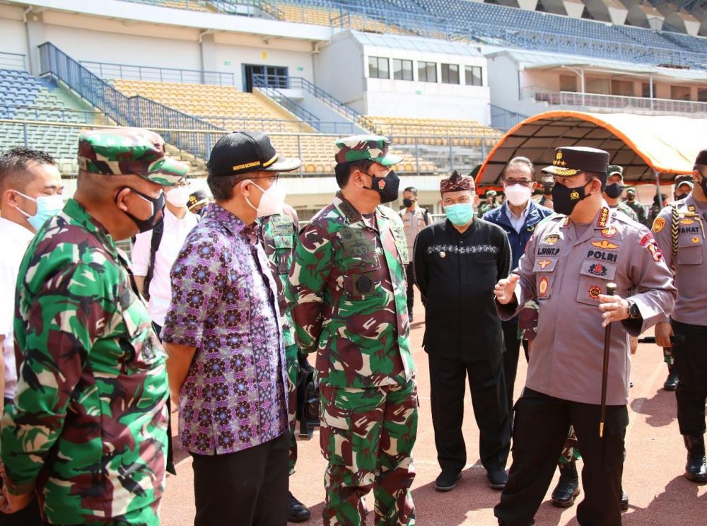 Kapolri dan Panglima TNI tinjau Vaksin di Stadion Gelora Bandung Lautan Api