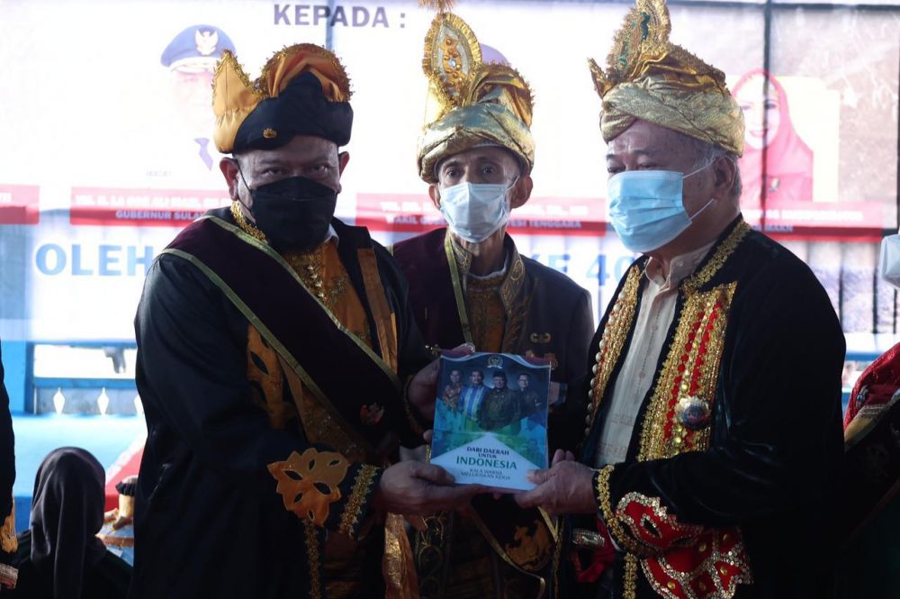 Ketua DPD RI saat menerima buku dari Sultan Buton La Ode Muhammad Izzat Mana'arfa dengan disaksikan langsung oleh Walikota Baubau AS Tamrin di Kesultanan Buton Kota Baubau Sulteng