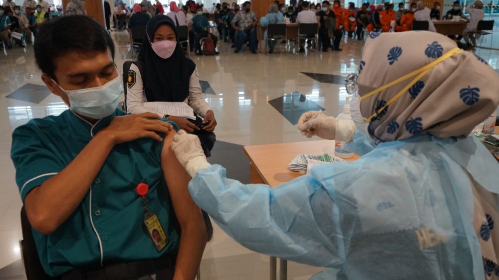Komunitas Bandara Juanda dan petugas saat di suntik vaksin Covid-19 demi kenyamanan penumpang juga mencegah penyebaran virus