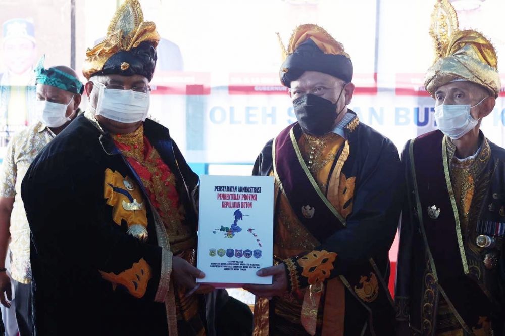 Gubernur Sulteng Ali Nazi di dampingi Walikota Baubau AS Tamrin menyerahkan persyaratan administrasi pembentukan provinsi kepulauan Buton pada ketua DPD RI di Kota Baubau