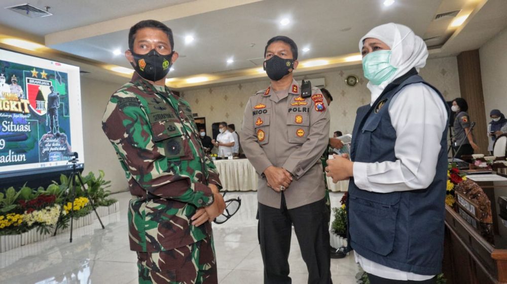 Kapolda Jatim, Gubernur Jatim dan Pangdam V Brawijaya berbincang-bincang sesaat setelah Rakor Anev Madiun