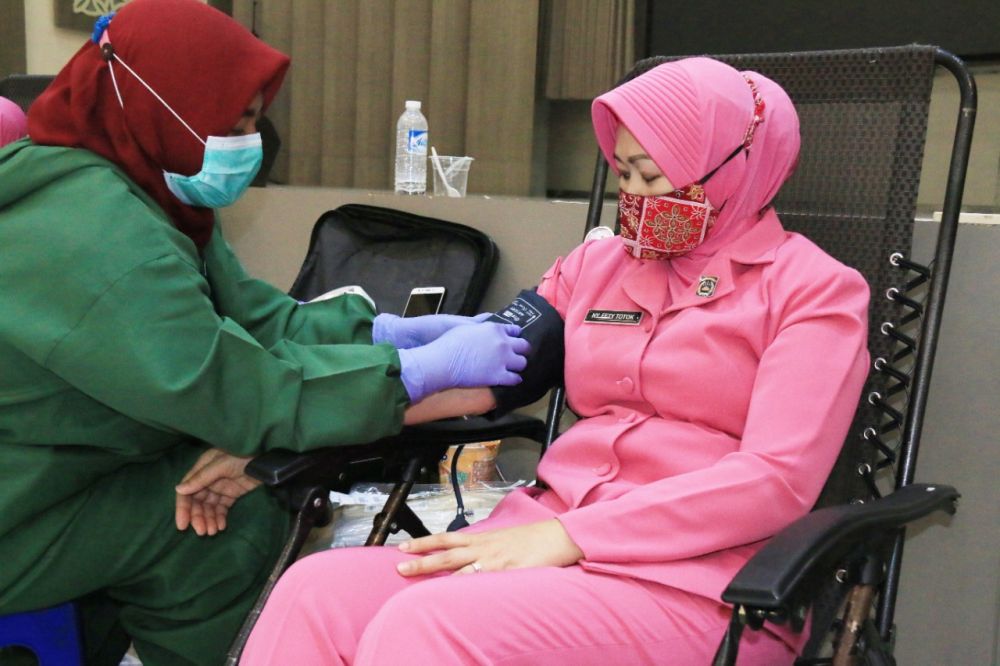 Baksos donor darah, ibu Bhayangkari saat di ambil darahnya (Donor Darah)