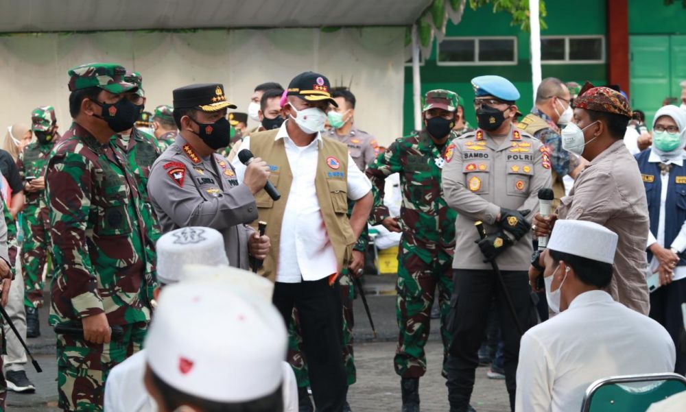 Kapolri dan Panglima TNI saat berdialog dengan warga yang baru di suntik vaksin