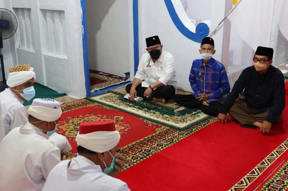 Ketua DPD RI bersama Walikota Baubau AS Tamrin dan Senator asal Sulteng Amirul Tamim saat prosesi doa di masjid Agung Kesultanan Buton