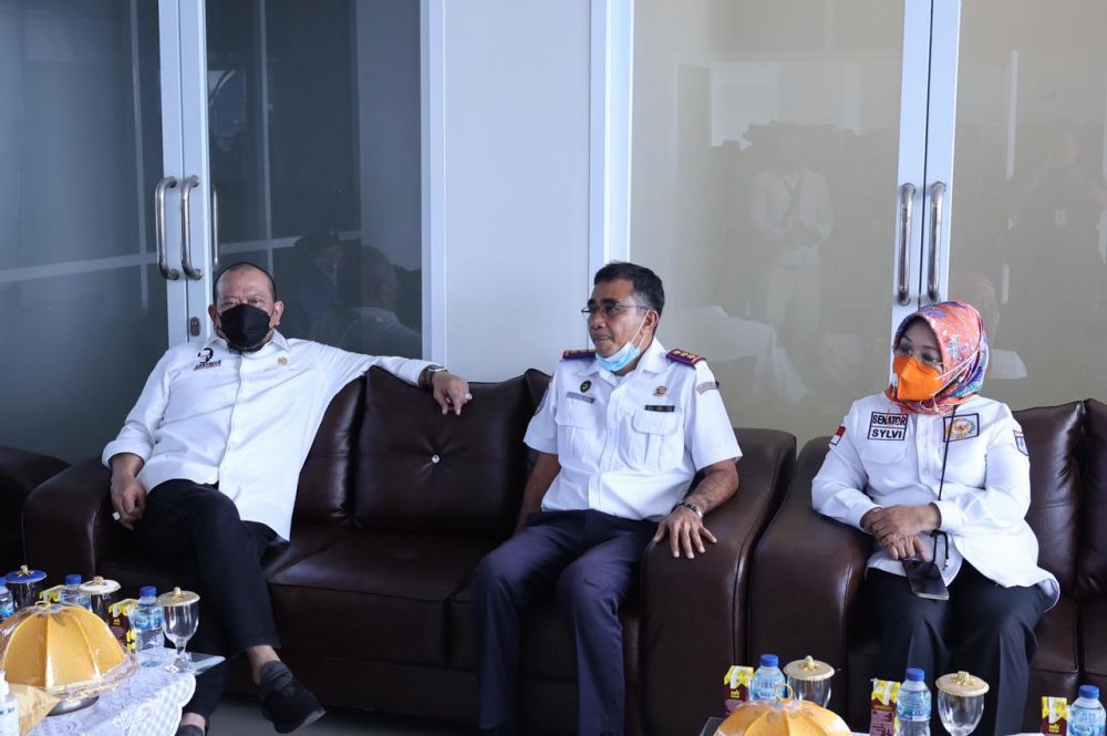 Ketua DPD RI bersama ketua komite lll DPD RI Sylvia Murni saat berkunjung ke pelabuhan Murhum, rombongan DPD RI langsung di terima oleh kapten Dahlan kepala kantor unit penyelenggara pelabuhan kelas l Baubau
