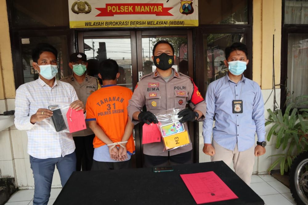 Kapolsek Manyar Iptu Bima Sakti amankan tersangka beserta barang bukti