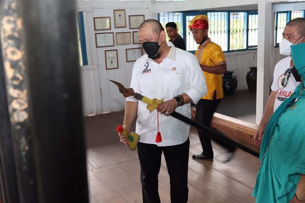 Ketua DPD RI mengunjungi rumah sultan Buton yang juga dijadikan sebagai pusat kebudayaan Wolio tempat menyimpan sejumlah benda Kesultanan Buton