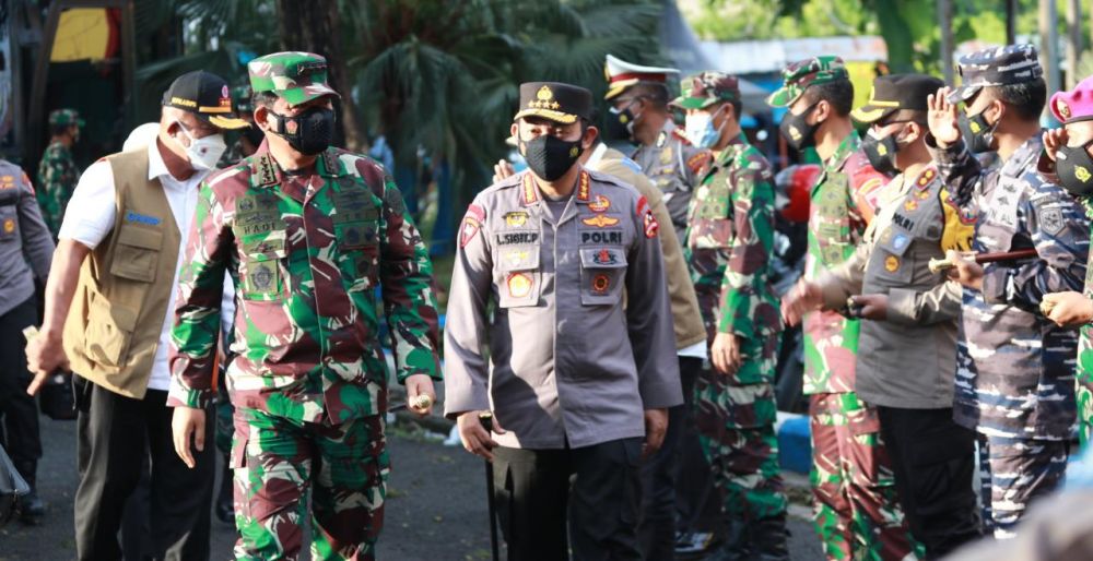 Panglima TNI dan Kapolri edukasi penanganan Covid-19 dan berikan bantuan sembako
