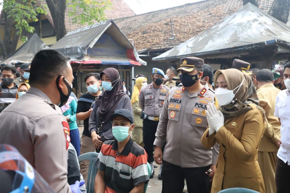 Kapolres Mojokerto AKBP Dony Alexander saat meninjau Vaksin Covid-19 di pasar tradisional