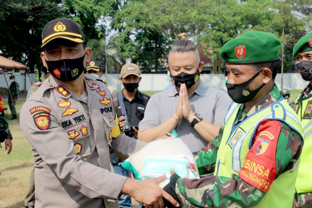 Forkopimda Lumajang Bagi 70 Ribu Masker dan 35 Ton Beras ke Masyarakat
