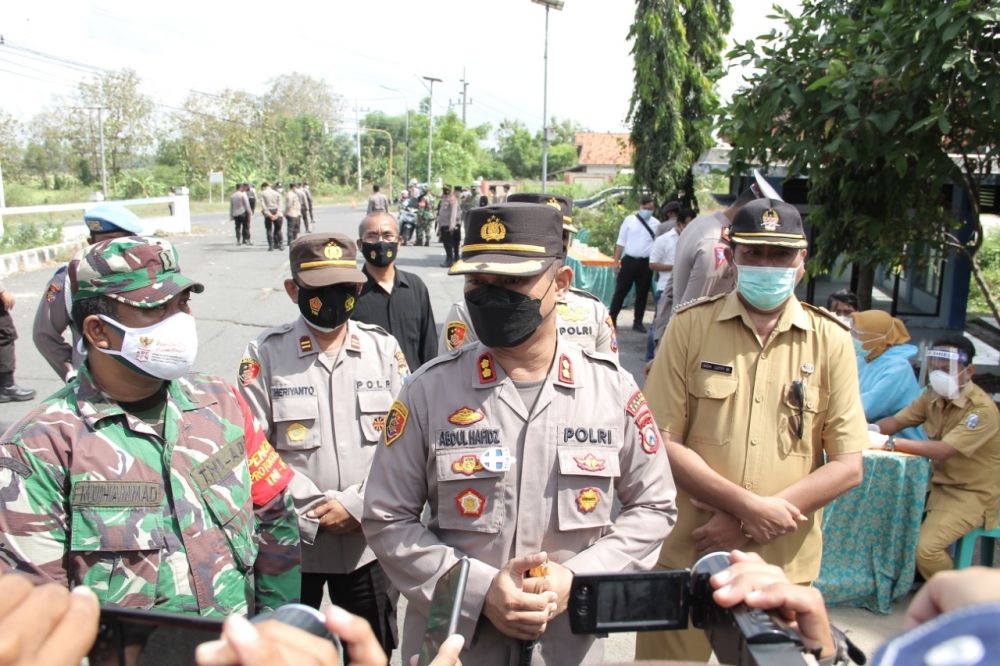 Kapolres Sampang AKBP Abdul Hafidz saat meninjau penanganan pencegahan Covid-19