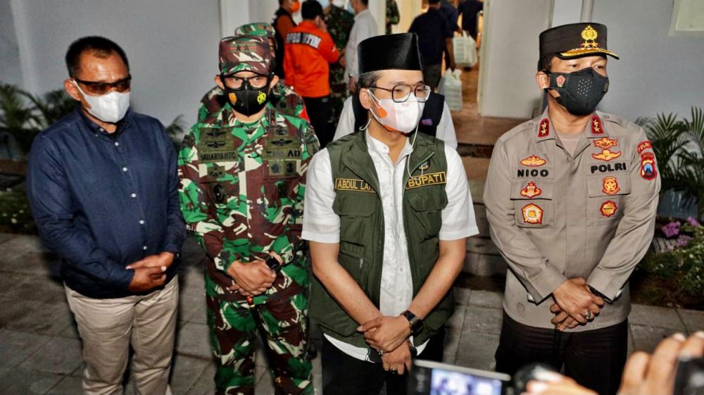 Bupati Bangkalan, Kapolda Jatim, Pangdam V Brawijaya dan Sekdaprov berikan edukasi masyarakat untuk lakukan SIKM keluar masuk Madura
