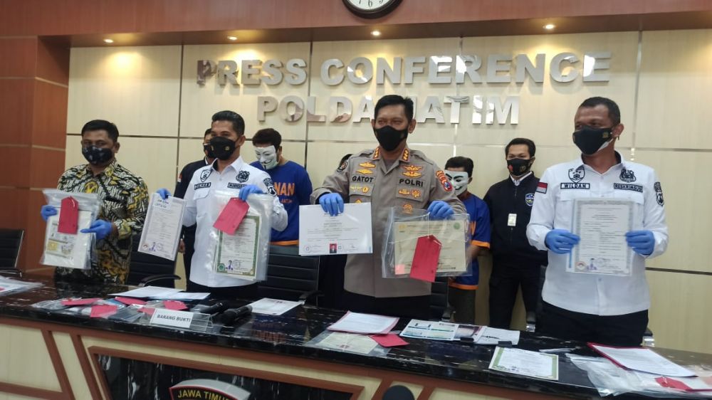 Kabid Humas Polda Jatim dan Wadirkrimsus saat menunjukkan barang bukti dan tersangka yang diamankan