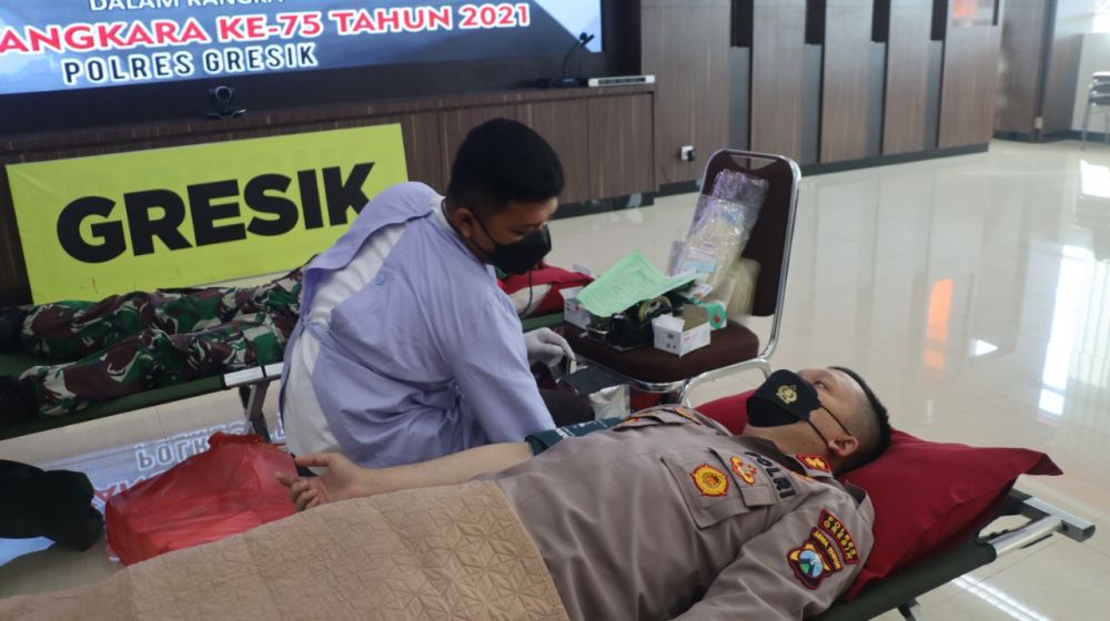 Polres Gresik Gelar Baksos Donor Darah Sambut HUT Bhayangkara ke-75