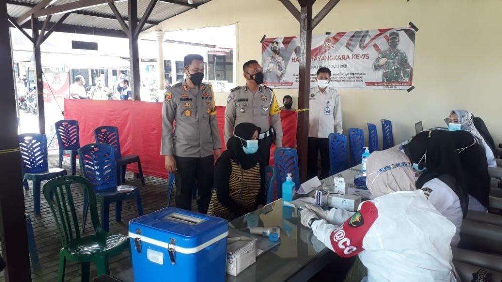 Kapolres Sumenep AKBP Rahman Wijaya saat meninjau suntik vaksin di Samsat dan Satpas
