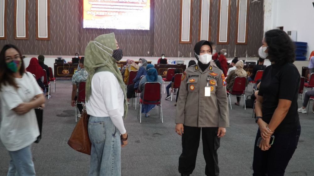 Kabag Sumda Polrestabes Surabaya AKBP Sri Andriyani selaku ketua panitia pelaksana saat mengawasi jalannya Vaksin