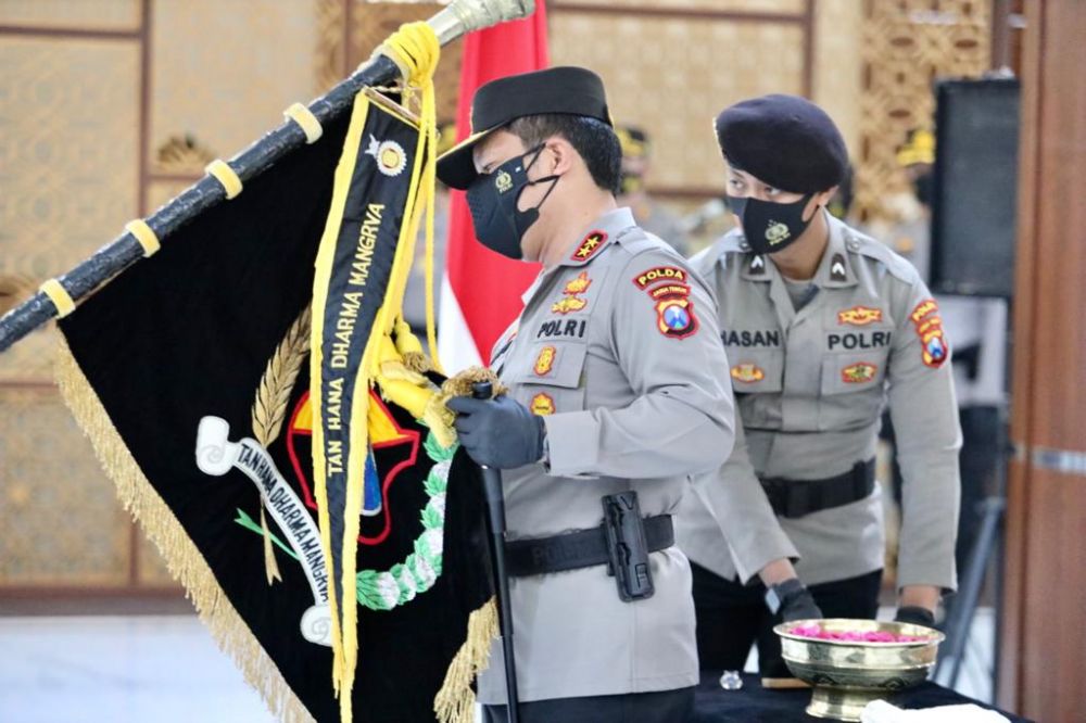 Kapolda Jatim Irjen Pol Dr Nico Afinta saat menurunkan bendera pataka yang akan dilakukan pencucian