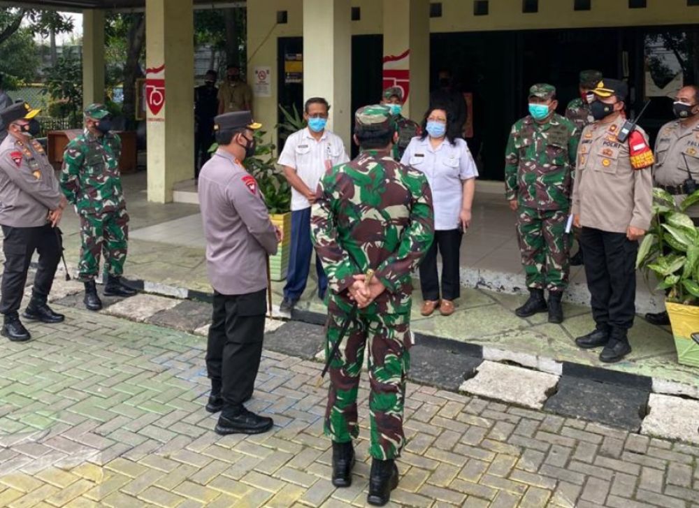 Kapolri dan Panglima TNI Tinjau Vaksin Pelaut Hingga Pekerja Pelabuhan