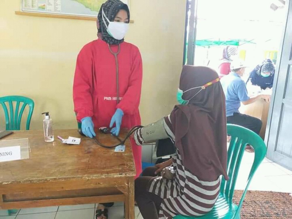 Disaat pasien dicek oleh petugas kesehatan