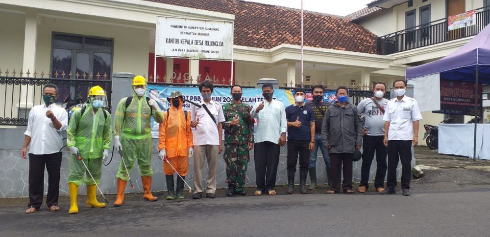 Giat Penyemprotan Disinfektan yang Diadakan di Desa Bojongloa