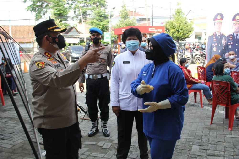 Kapolres Kediri Kota AKBP Wahyudi saat meninjau grebeg Vaksin Covid-19 untuk lansia dan sambut HUT Bhayangkara